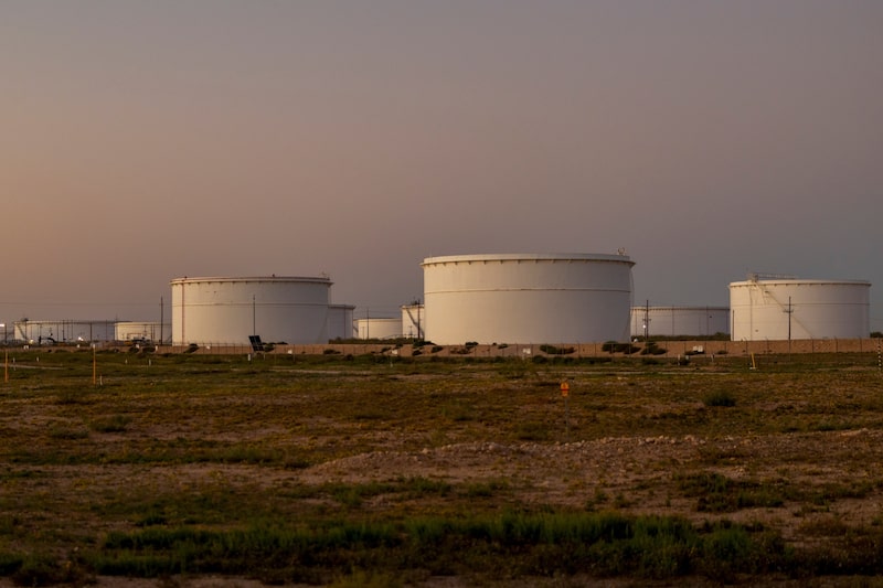 Tanques de petróleo no Oriente Médio: eventual bloqueio do Estreito de Ormuz pelo Irã causaria amplo impacto no mercado Tanques de petróleo no Oriente Médio: eventual bloqueio do Estreito de Ormuz pelo Irã causaria amplo impacto no mercado