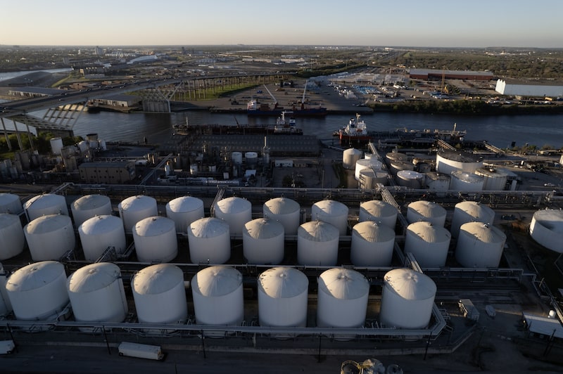 Depósitos de almacenamiento en una refinería de Houston, Texas. Fotógrafo: Mark Felix/Bloomberg Depósitos de almacenamiento en una refinería de Houston, Texas. Fotógrafo: Mark Felix/Bloomberg