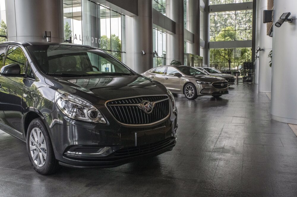 General Motors Co. Vehículos Buick y Chevrolet en la sede de la empresa en Shanghai. Fotógrafo: Gilles Sabrie/Bloomberg General Motors Co. Vehículos Buick y Chevrolet en la sede de la empresa en Shanghai. Fotógrafo: Gilles Sabrie/Bloomberg