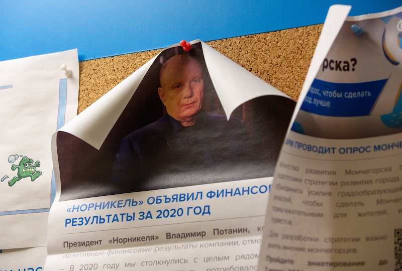 Un cartel de Vladimir Potanin en la oficina de una empresa minera en Monchegorsk, Rusia. Foto: Bloomberg Un cartel de Vladimir Potanin en la oficina de una empresa minera en Monchegorsk, Rusia. Foto: Bloomberg