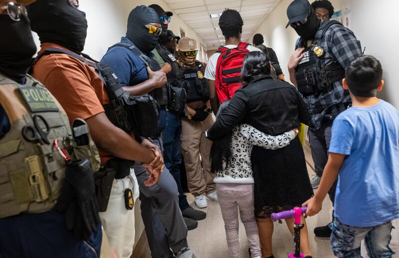 Agentes federales, entre ellos miembros del ICE, patrullan los pasillos del tribunal de inmigración de la ciudad de Nueva York.
Fotógrafo: Spencer Platt/Getty Images
Agentes federales, entre ellos miembros del ICE, patrullan los pasillos del tribunal de inmigración de la ciudad de Nueva York.
Fotógrafo: Spencer Platt/Getty Images