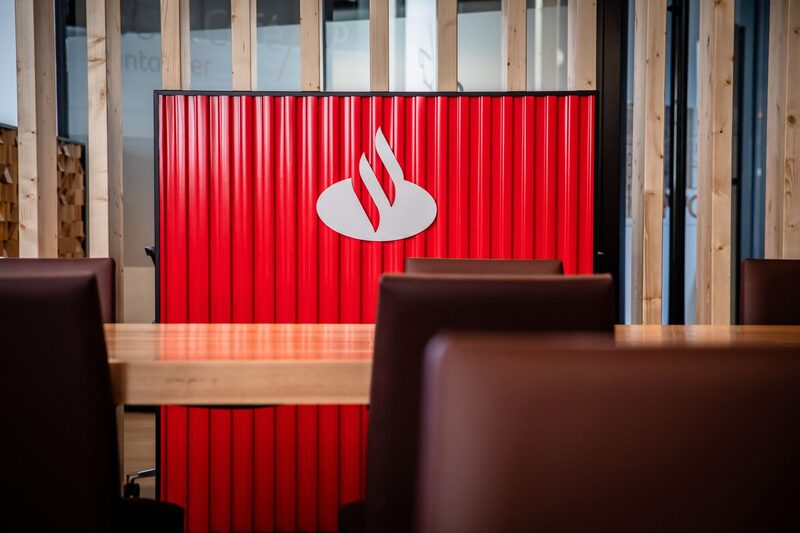 Divisão do banco espanhol no país teve lucro líquido de R$ 4 bilhões no terceiro trimestre, contra R$ 3,7 bilhões do consenso da Bloomberg; ROAE subiu para 17,5% Divisão do banco espanhol no país teve lucro líquido de R$ 4 bilhões no terceiro trimestre, contra R$ 3,7 bilhões do consenso da Bloomberg; ROAE subiu para 17,5%