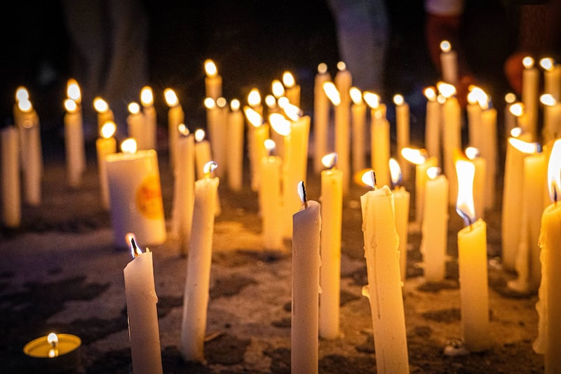Velas encendidas en memoria de María Ovidia Palechor y James Flor, líderes sociales y comunitarios de Cajibío, Cauca, en Colombia, el 1 de septiembre de 2026. Velas encendidas en memoria de María Ovidia Palechor y James Flor, líderes sociales y comunitarios de Cajibío, Cauca, en Colombia, el 1 de septiembre de 2026.