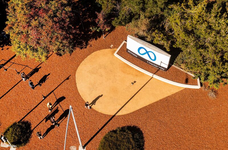 Una vista aérea muestra a una persona pasando junto a un logotipo de "Meta", el nuevo nombre de la empresa matriz de Facebook, frente a la sede de Facebook en Menlo Park el 28 de octubre de 2021. Una vista aérea muestra a una persona pasando junto a un logotipo de "Meta", el nuevo nombre de la empresa matriz de Facebook, frente a la sede de Facebook en Menlo Park el 28 de octubre de 2021.