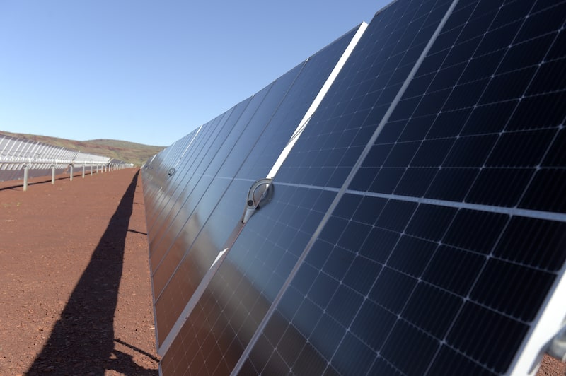 Hileras de paneles solares bajo un cielo despejado. Hileras de paneles solares bajo un cielo despejado.