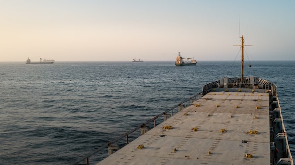 Un ataque a un barco en Ormuz pone en riesgo la reapertura del corredor petrolero Un ataque a un barco en Ormuz pone en riesgo la reapertura del corredor petrolero