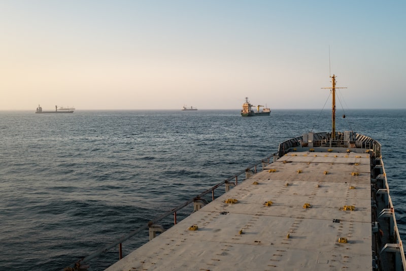 Buques petroleros y de carga fondeados frente a la costa de Omán el 23 de junio. Fotógrafa: Elke Scholiers/Getty Images Buques petroleros y de carga fondeados frente a la costa de Omán el 23 de junio. Fotógrafa: Elke Scholiers/Getty Images