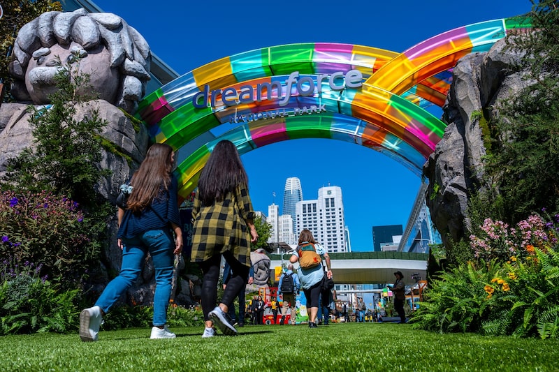 Salesforce recorta más de 1.000 puestos de trabajo mientras contrata vendedores para la IA. Salesforce recorta más de 1.000 puestos de trabajo mientras contrata vendedores para la IA.