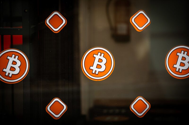 Logo de bitcoin en un quiosko de criptomonedas en Barcelona, España. Logo de bitcoin en un quiosko de criptomonedas en Barcelona, España.