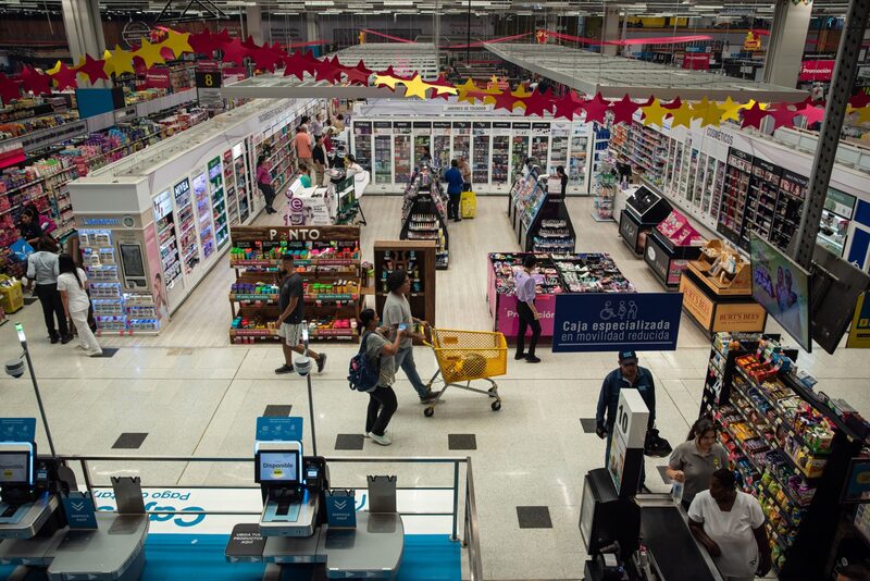 Compradores en una tienda Éxito en Cali, Colombia, el viernes 30 de junio de 2023. Compradores en una tienda Éxito en Cali, Colombia, el viernes 30 de junio de 2023.