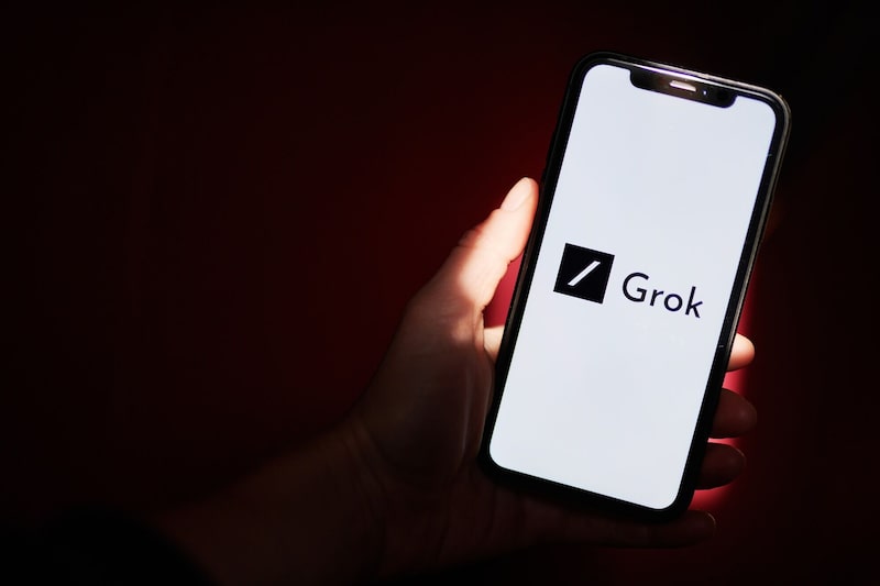 El logotipo de Grok en un smartphone. El logotipo de Grok en un smartphone.