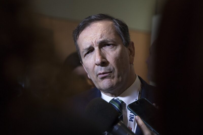 Diretor-presidente da Telecom Itália pediu que o conselho da empresa tome uma decisão rápida sobre a oferta da KKR Diretor-presidente da Telecom Itália pediu que o conselho da empresa tome uma decisão rápida sobre a oferta da KKR