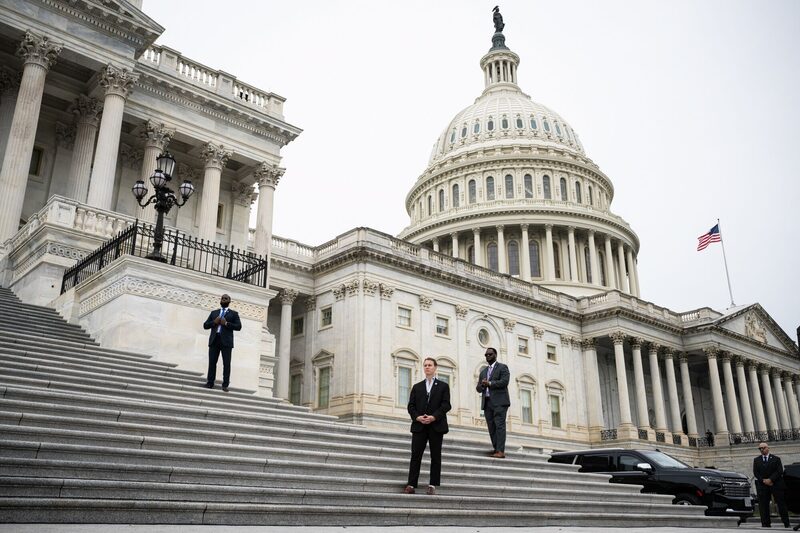 Membros da equipe de segurança da polícia do Capitólio, em Washington, DC, na terça-feira (30) (Foto: Graeme Sloan/Bloomberg) Membros da equipe de segurança da polícia do Capitólio, em Washington, DC, na terça-feira (30) (Foto: Graeme Sloan/Bloomberg)