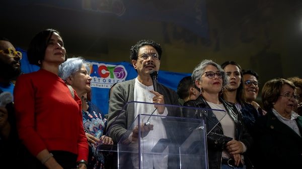 Cepeda y Petro guardan silencio, pero aliados ya reconocen triunfo de De la Espriella Cepeda y Petro guardan silencio, pero aliados ya reconocen triunfo de De la Espriella