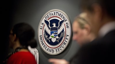 Trump ordena que se pague al resto del personal del DHS mientras se prolonga el cierre Trump ordena que se pague al resto del personal del DHS mientras se prolonga el cierre
