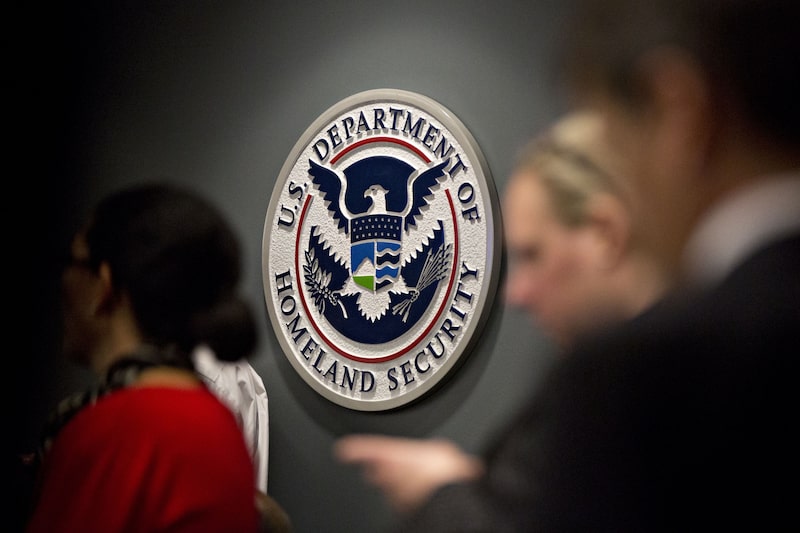 Trump ordena que se pague al resto del personal del DHS mientras se prolonga el cierre. Trump ordena que se pague al resto del personal del DHS mientras se prolonga el cierre.