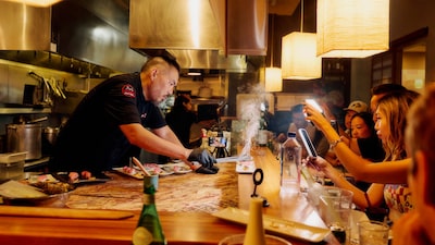 El sushi se sirve con espectáculo: restaurantes despiezan atunes gigantes frente a sus clientes El sushi se sirve con espectáculo: restaurantes despiezan atunes gigantes frente a sus clientes