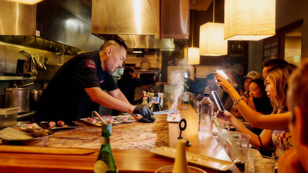 El sushi se sirve con espectáculo: restaurantes despiezan atunes gigantes frente a sus clientes El sushi se sirve con espectáculo: restaurantes despiezan atunes gigantes frente a sus clientes