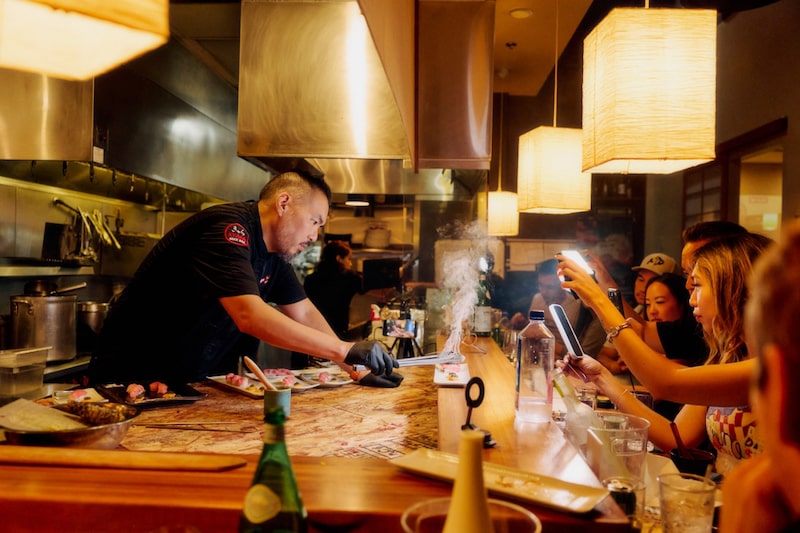En el Omakase Kyara Sake Bar de Las Vegas, el chef Winston Matsuuchi prepara el otoro, el corte más graso del atún, como parte de una cena dedicada al corte del atún. Foto: Ryan Young para Bloomberg Pursuits En el Omakase Kyara Sake Bar de Las Vegas, el chef Winston Matsuuchi prepara el otoro, el corte más graso del atún, como parte de una cena dedicada al corte del atún. Foto: Ryan Young para Bloomberg Pursuits