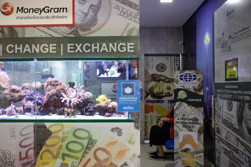 El real brasileño cayó a un mínimo histórico, ya que las medidas propuestas por el gobierno para recortar US$12.000 millones en gastos decepcionaron a los inversores. El real brasileño cayó a un mínimo histórico, ya que las medidas propuestas por el gobierno para recortar US$12.000 millones en gastos decepcionaron a los inversores.