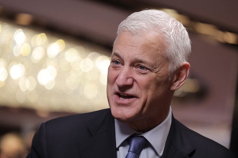 O executivo de 63 anos recebeu seu maior pacote de pagamento durante sua tempo de quase uma década no comando do banco O executivo de 63 anos recebeu seu maior pacote de pagamento durante sua tempo de quase uma década no comando do banco