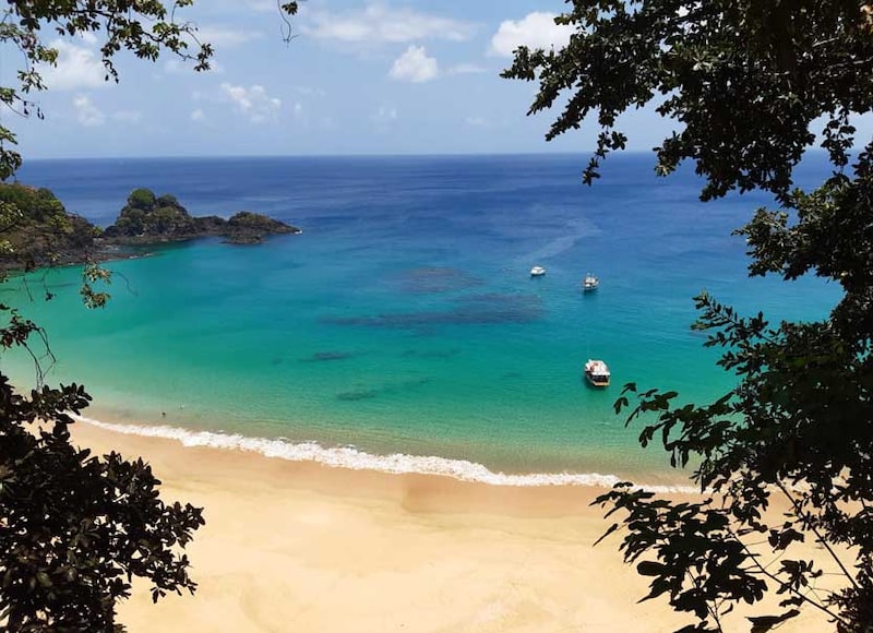 Fuente: www.noronha.pe.gov.br/turismo/praias-e-baias/baia-do-sancho/ Fotógrafa: Georgia Kyrillos Fuente: www.noronha.pe.gov.br/turismo/praias-e-baias/baia-do-sancho/ Fotógrafa: Georgia Kyrillos