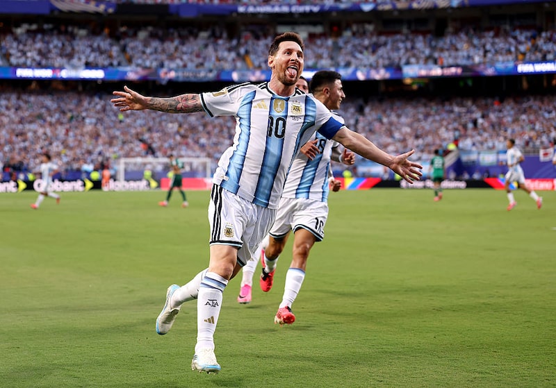 Lionel Messi comemora o primeiro gol da Argentina durante a partida do Grupo J da Copa do Mundo de 2026 da FIFA entre Argentina e Argélia, no Kansas City Stadium, em 16 de junho de 2026 (Foto: Charlotte Wilson/Getty Images) Lionel Messi comemora o primeiro gol da Argentina durante a partida do Grupo J da Copa do Mundo de 2026 da FIFA entre Argentina e Argélia, no Kansas City Stadium, em 16 de junho de 2026 (Foto: Charlotte Wilson/Getty Images)