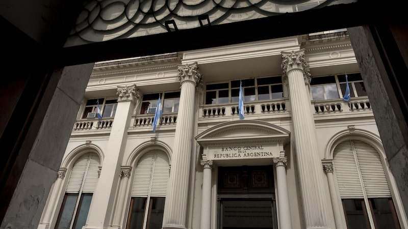 Bausili confirma compra de dólares del Tesoro este lunes: qué dijo del nuevo régimen cambiario Bausili confirma compra de dólares del Tesoro este lunes: qué dijo del nuevo régimen cambiario