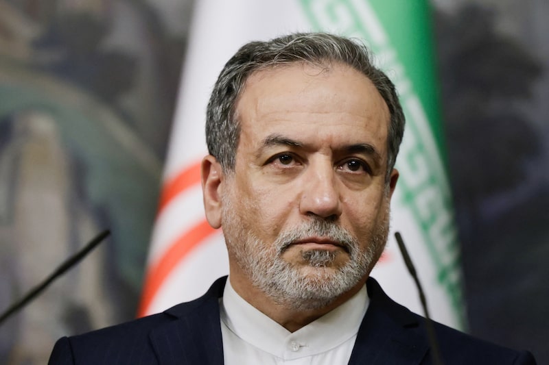 El ministro iraní de Asuntos Exteriores y principal negociador, Abbas Araghchi, dijo que continuar las conversaciones nucleares con EE.UU sería “injustificable”. El ministro iraní de Asuntos Exteriores y principal negociador, Abbas Araghchi, dijo que continuar las conversaciones nucleares con EE.UU sería “injustificable”.