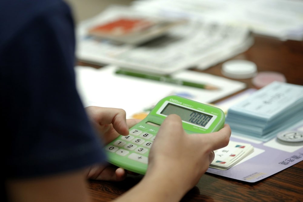 De acuerdo a un informe de la ONG Oxfam, si se adoptara un impuesto a las fortunas de hasta el 5% de escala progresiva se generarían US$1,7 billones en ingresos anual que contribuirían a que 2.000 millones de personas salieran de la pobreza. De acuerdo a un informe de la ONG Oxfam, si se adoptara un impuesto a las fortunas de hasta el 5% de escala progresiva se generarían US$1,7 billones en ingresos anual que contribuirían a que 2.000 millones de personas salieran de la pobreza.