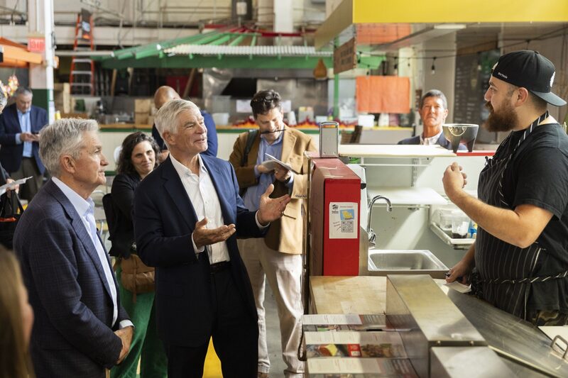 Jerome Powell e Patrick Harker durante visita a mercado em Nova York Jerome Powell e Patrick Harker durante visita a mercado em Nova York