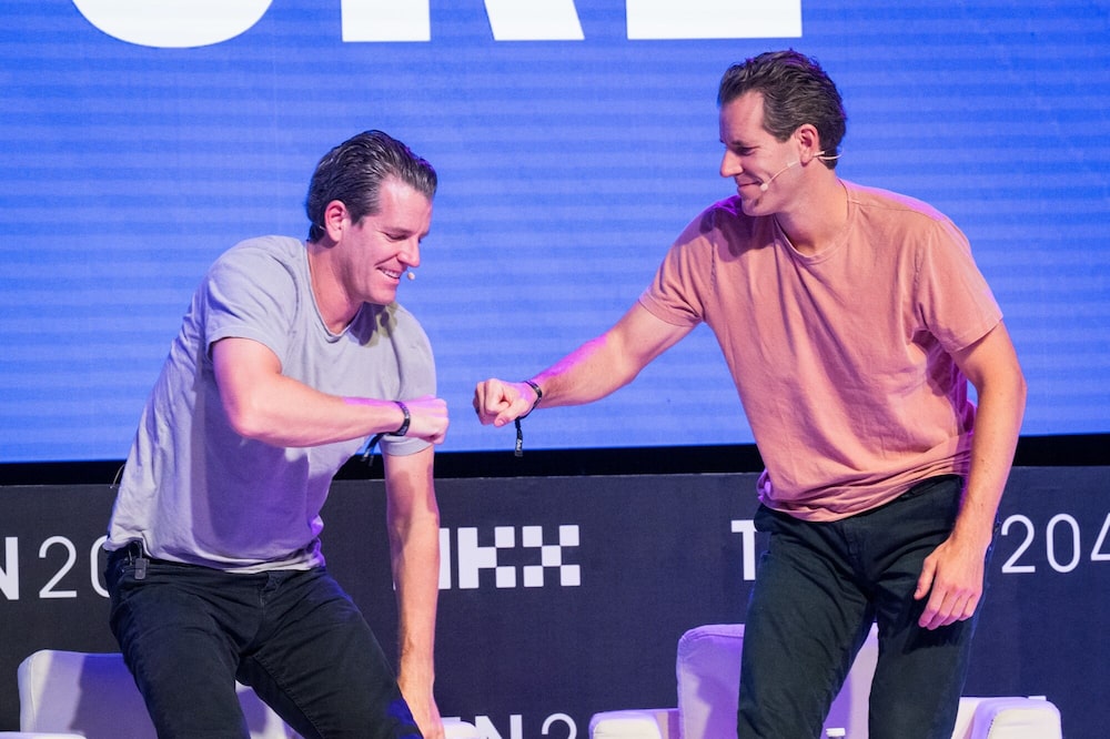 Cameron Winklevoss, cofundador y presidente de Gemini Trust Co., en el centro, con su hermano Tyler Winklevoss, cofundador y director ejecutivo, durante la conferencia Token2049 en Singapur, el jueves 14 de septiembre de 2023. Cameron Winklevoss, cofundador y presidente de Gemini Trust Co., en el centro, con su hermano Tyler Winklevoss, cofundador y director ejecutivo, durante la conferencia Token2049 en Singapur, el jueves 14 de septiembre de 2023.