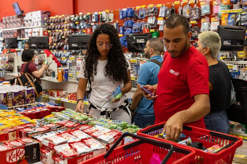 Consumidores em loja da Americanas Consumidores em loja da Americanas