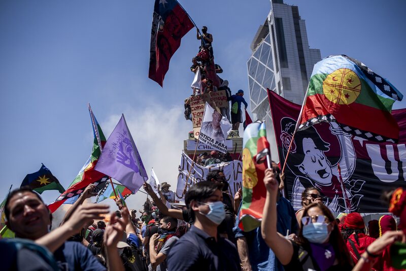 Manifestantes ondean banderas indígenas chilenas y mapuche durante una protesta en la Plaza Italia en Santiago, Chile, el domingo 18 de octubre de 2020. Manifestantes ondean banderas indígenas chilenas y mapuche durante una protesta en la Plaza Italia en Santiago, Chile, el domingo 18 de octubre de 2020.