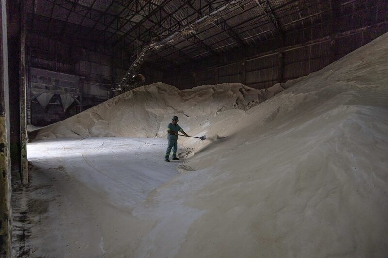 Armazém com açúcar: Raízen busca reduzir a alavancagem diante do impacto financeiro de juros altos sobre a dívida (Foto: Jonne Roriz/Bloomberg) Armazém com açúcar: Raízen busca reduzir a alavancagem diante do impacto financeiro de juros altos sobre a dívida (Foto: Jonne Roriz/Bloomberg)