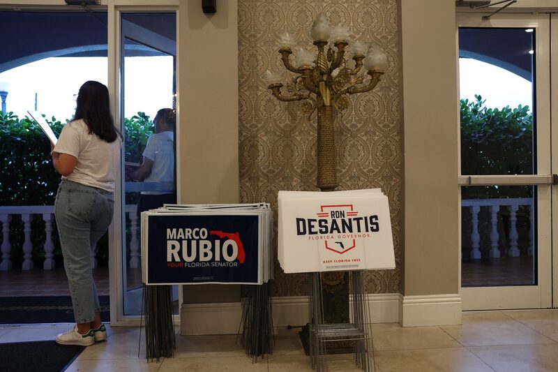 Carteles de campaña del senador Marco Rubio y del gobernador Ron DeSantis se apilan cerca de la puerta del Renaissance Ballrooms el 19 de octubre de 2022 en Miami, Florida. Carteles de campaña del senador Marco Rubio y del gobernador Ron DeSantis se apilan cerca de la puerta del Renaissance Ballrooms el 19 de octubre de 2022 en Miami, Florida.