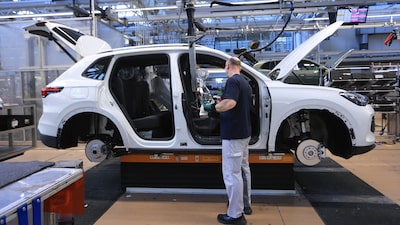 Avanço chinês deixa montadoras europeias em crise, leva a cortes de vagas e fechamentos Avanço chinês deixa montadoras europeias em crise, leva a cortes de vagas e fechamentos