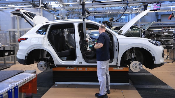Avanço chinês deixa montadoras europeias em crise, leva a cortes de vagas e fechamentos Avanço chinês deixa montadoras europeias em crise, leva a cortes de vagas e fechamentos