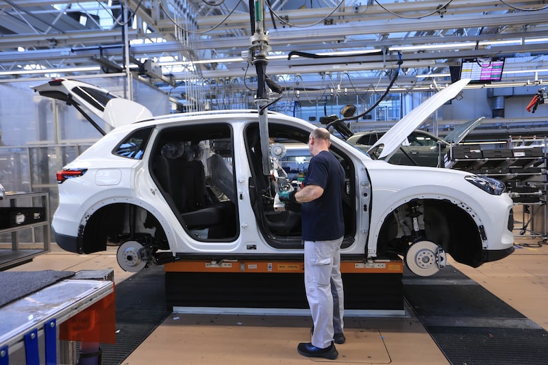 Fabricantes como a Volkswagen e a Stellantis vêm enfrentando dificuldades com os altos custos de energia e mão de obra (Foto: Krisztian Bocsi/Bloomberg) Fabricantes como a Volkswagen e a Stellantis vêm enfrentando dificuldades com os altos custos de energia e mão de obra (Foto: Krisztian Bocsi/Bloomberg)