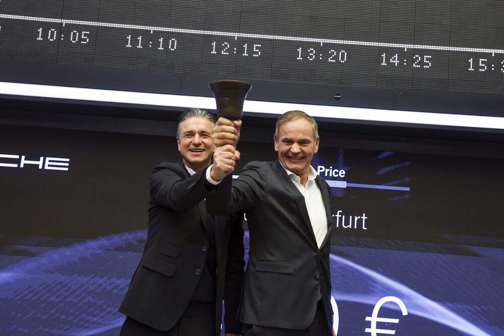 Oliver Blume (à dir.) , CEO da Volkswagen AG, e Lutz Meschke, CFO da Porsche AG, tocam o sino durante a cerimônia de abertura de capital da Porsche na Bolsa de Frankfurt Oliver Blume (à dir.) , CEO da Volkswagen AG, e Lutz Meschke, CFO da Porsche AG, tocam o sino durante a cerimônia de abertura de capital da Porsche na Bolsa de Frankfurt