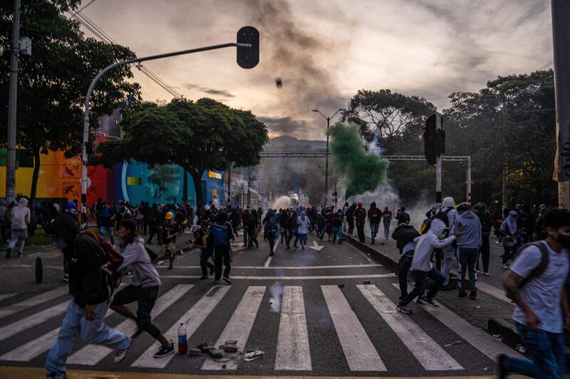 Los manifestantes huyen de los gases lacrimógenos mientras chocan con la Policía antidisturbios durante las protestas en Medellín, Colombia, el sábado 22 de mayo de 2021. Las protestas a nivel nacional han continuado estallando en Colombia durante más de 3 semanas, mientras el Gobierno enfrenta una ola de críticas por su uso de tácticas policiales de mano dura. Los manifestantes huyen de los gases lacrimógenos mientras chocan con la Policía antidisturbios durante las protestas en Medellín, Colombia, el sábado 22 de mayo de 2021. Las protestas a nivel nacional han continuado estallando en Colombia durante más de 3 semanas, mientras el Gobierno enfrenta una ola de críticas por su uso de tácticas policiales de mano dura.