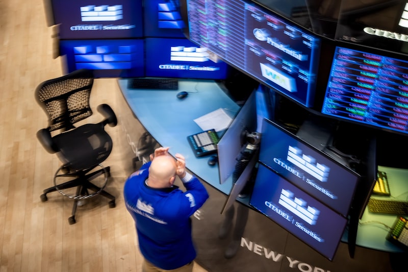 La confianza de los consumidores estadounidenses cayó a mínimos de casi tres años. La confianza de los consumidores estadounidenses cayó a mínimos de casi tres años.