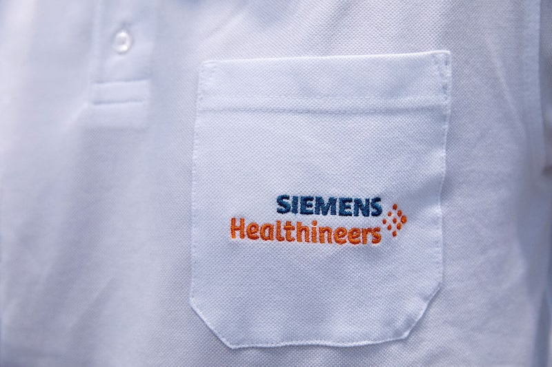 El logotipo de una camiseta de un empleado en la cadena de montaje de la fábrica de Siemens AG Healthineers en Forchheim, Alemania. El logotipo de una camiseta de un empleado en la cadena de montaje de la fábrica de Siemens AG Healthineers en Forchheim, Alemania.