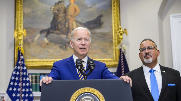 Biden anuncia plan de alivio de deuda a estudiantes de EE.UU. Biden anuncia plan de alivio de deuda a estudiantes de EE.UU.