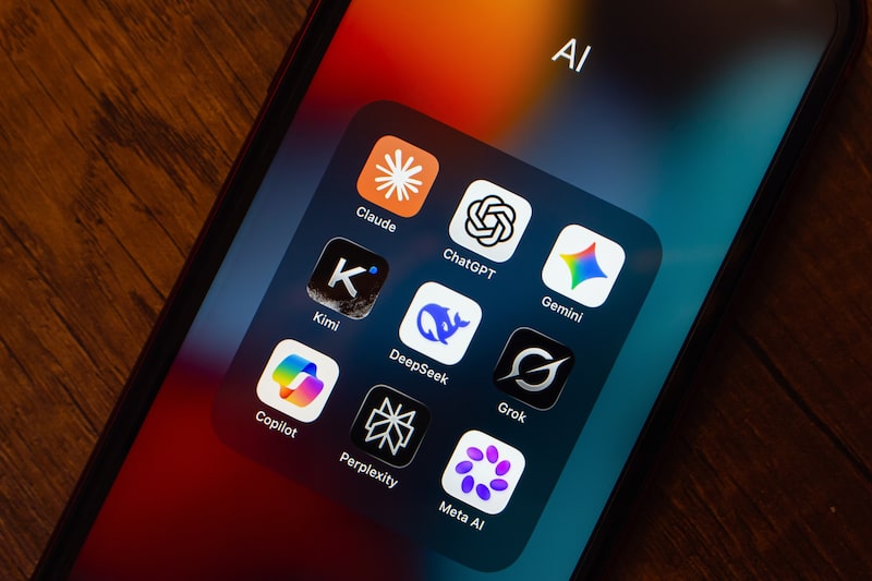 Los logotipos de DeepSeek y Claude aparecen en las pantallas de un teléfono y un computador. Los logotipos de DeepSeek y Claude aparecen en las pantallas de un teléfono y un computador.