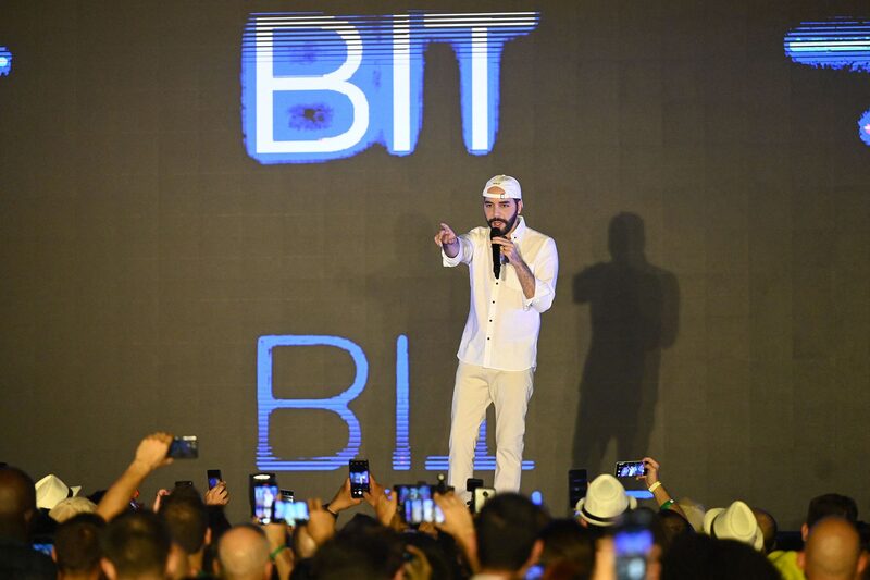 El presidente de El Salvador, en la ceremonia de clausura de la conferencia Latin Bitcoin (LaBitConf) en Playa Mizata, El Salvador, el 20 de noviembre de 2021. El presidente de El Salvador, en la ceremonia de clausura de la conferencia Latin Bitcoin (LaBitConf) en Playa Mizata, El Salvador, el 20 de noviembre de 2021.