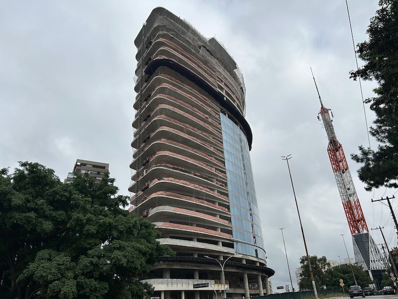 Edifício em construção Cyrela Corporate, que ficará no começo da Rua Oscar Freire, no bairro de Sumaré, na zona oeste de São Paulo, em abril de 2025 (Foto: Bloomberg Línea) Edifício em construção Cyrela Corporate, que ficará no começo da Rua Oscar Freire, no bairro de Sumaré, na zona oeste de São Paulo, em abril de 2025 (Foto: Bloomberg Línea)