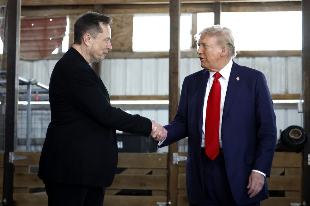 Elon Musk estrecha la mano de Donald Trump durante un mitin de campaña en Butler, Pensilvania, el 5 de octubre. Fotógrafa: Anna Moneymaker/Getty Images Elon Musk estrecha la mano de Donald Trump durante un mitin de campaña en Butler, Pensilvania, el 5 de octubre. Fotógrafa: Anna Moneymaker/Getty Images