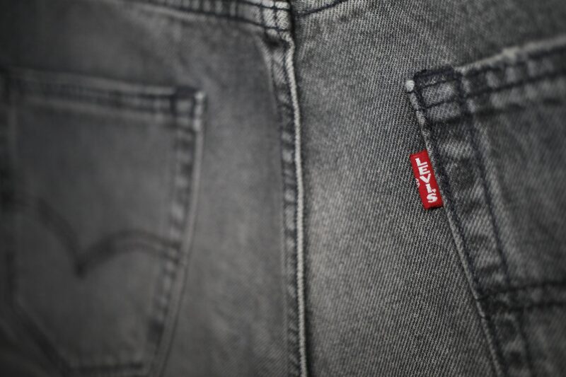 Una etiqueta en un par de pantalones vaqueros Levi's en Louisville, Kentucky, EE.UU., el viernes 1 de abril de 2022. Se espera que Levi Strauss & Co. publique sus resultados el 6 de abril. Una etiqueta en un par de pantalones vaqueros Levi's en Louisville, Kentucky, EE.UU., el viernes 1 de abril de 2022. Se espera que Levi Strauss & Co. publique sus resultados el 6 de abril.