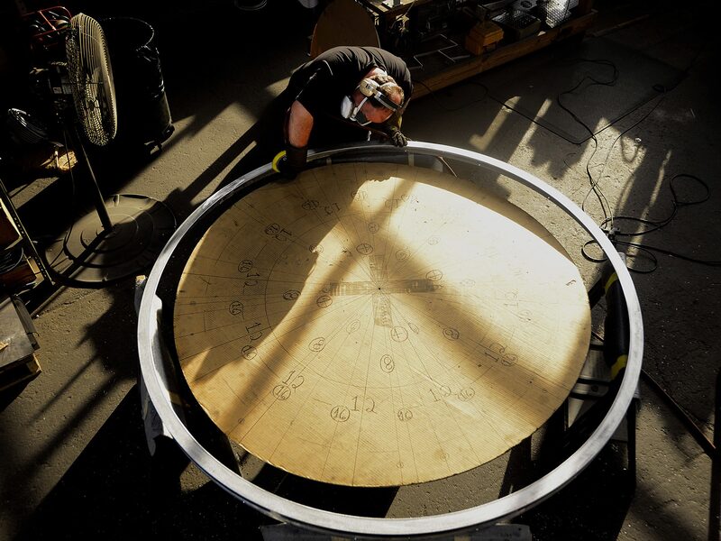 Un trabajador utiliza un tampón para alisar el borde exterior de un reloj en una planta de producción en Cincinnatti, Ohio. Fotógrafo: Ty Wright/Bloomberg Un trabajador utiliza un tampón para alisar el borde exterior de un reloj en una planta de producción en Cincinnatti, Ohio. Fotógrafo: Ty Wright/Bloomberg